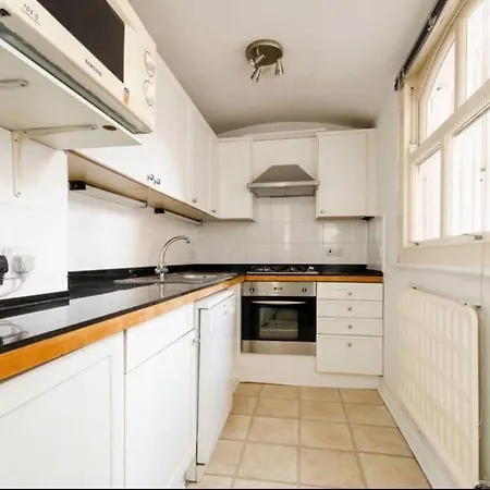 2 Bedroom Flat In Diplomatic Enclave In Kensington London Exterior photo