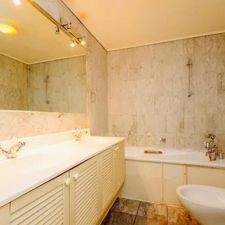 2 Bedroom Flat In Diplomatic Enclave In Kensington London Exterior photo