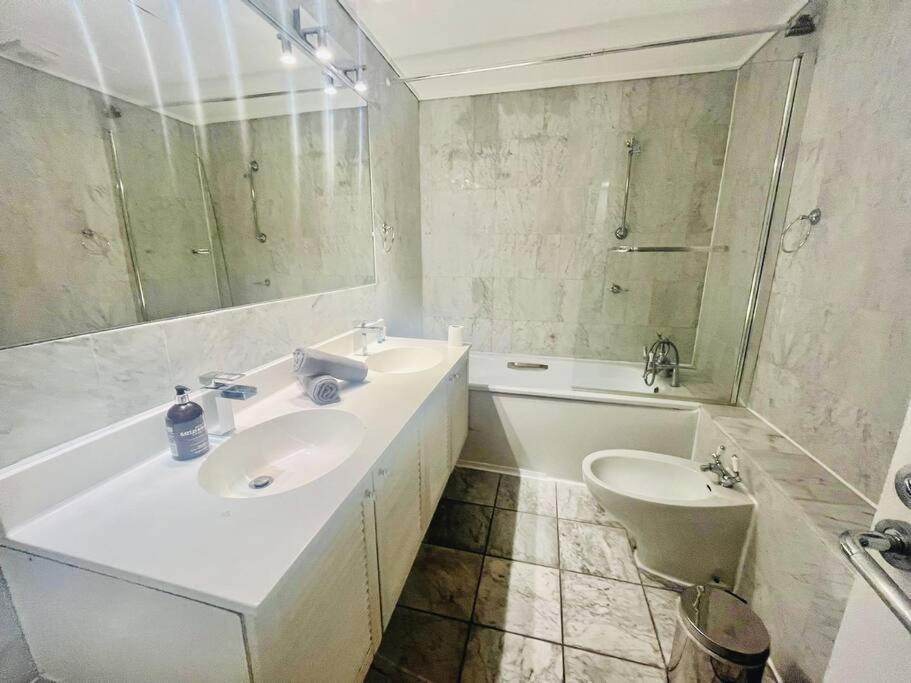 2 Bedroom Flat In Diplomatic Enclave In Kensington Appartement Londres