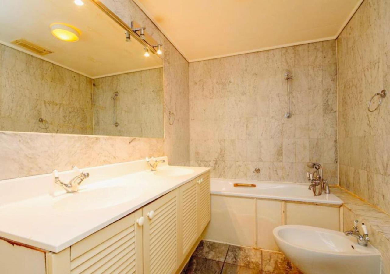 2 Bedroom Flat In Diplomatic Enclave In Kensington Apartment *